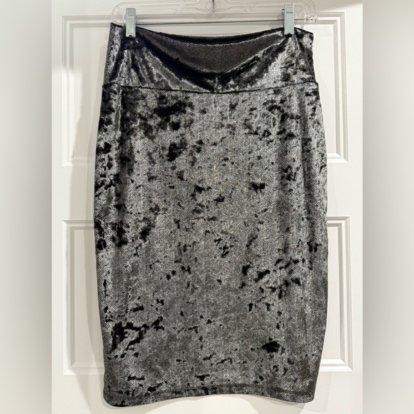 🥳 5 for $25 sale! #5for$25Lovely and hip velvet Cassie skirtExcellent condition. - Picture 2 of 5
